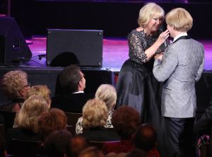 02-02-2015 SHOWBIZZ; WILLEKE ALBERTI 70 JAAR EN VIERT HET MET 2 CONCERTEN IN CARRE. Willeke Alberti staat na afloop van haar gala voorstelling in CARRE met een persoonlijke brief van Koningin Maxima in haar handen.
foto: Albert den Iseger