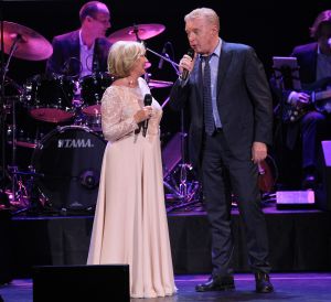 02-02-2015 SHOWBIZZ; WILLEKE ALBERTI 70 JAAR EN VIERT HET MET 2 CONCERTEN IN CARRE. Willeke Alberti staat na afloop van haar gala voorstelling in CARRE met een persoonlijke brief van Koningin Maxima in haar handen.
foto: Albert den Iseger