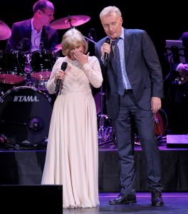 02-02-2015 SHOWBIZZ; WILLEKE ALBERTI 70 JAAR EN VIERT HET MET 2 CONCERTEN IN CARRE. Willeke Alberti staat na afloop van haar gala voorstelling in CARRE met een persoonlijke brief van Koningin Maxima in haar handen.
foto: Albert den Iseger