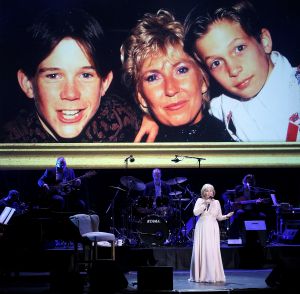 02-02-2015 SHOWBIZZ; WILLEKE ALBERTI 70 JAAR EN VIERT HET MET 2 CONCERTEN IN CARRE. Willeke Alberti staat na afloop van haar gala voorstelling in CARRE met een persoonlijke brief van Koningin Maxima in haar handen.
foto: Albert den Iseger