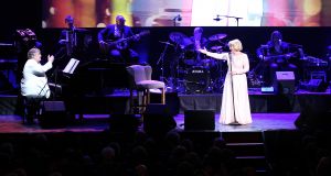 02-02-2015 SHOWBIZZ; WILLEKE ALBERTI 70 JAAR EN VIERT HET MET 2 CONCERTEN IN CARRE. Willeke Alberti staat na afloop van haar gala voorstelling in CARRE met een persoonlijke brief van Koningin Maxima in haar handen.
foto: Albert den Iseger