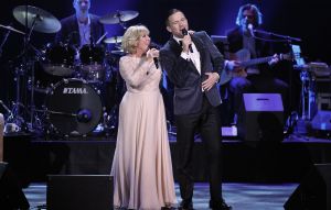 02-02-2015 SHOWBIZZ; WILLEKE ALBERTI 70 JAAR EN VIERT HET MET 2 CONCERTEN IN CARRE. Willeke Alberti staat na afloop van haar gala voorstelling in CARRE met een persoonlijke brief van Koningin Maxima in haar handen.
foto: Albert den Iseger