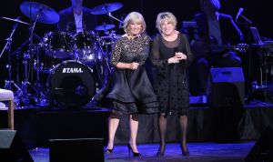 02-02-2015 SHOWBIZZ; WILLEKE ALBERTI 70 JAAR EN VIERT HET MET 2 CONCERTEN IN CARRE. Willeke Alberti staat na afloop van haar gala voorstelling in CARRE met een persoonlijke brief van Koningin Maxima in haar handen.
foto: Albert den Iseger