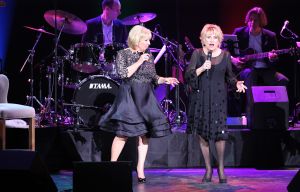 02-02-2015 SHOWBIZZ; WILLEKE ALBERTI 70 JAAR EN VIERT HET MET 2 CONCERTEN IN CARRE. Willeke Alberti staat na afloop van haar gala voorstelling in CARRE met een persoonlijke brief van Koningin Maxima in haar handen.
foto: Albert den Iseger