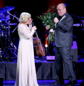 02-02-2015 SHOWBIZZ; WILLEKE ALBERTI 70 JAAR EN VIERT HET MET 2 CONCERTEN IN CARRE. Willeke Alberti staat na afloop van haar gala voorstelling in CARRE met een persoonlijke brief van Koningin Maxima in haar handen.
foto: Albert den Iseger
