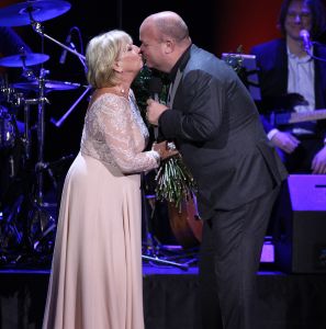 02-02-2015 SHOWBIZZ; WILLEKE ALBERTI 70 JAAR EN VIERT HET MET 2 CONCERTEN IN CARRE. Willeke Alberti staat na afloop van haar gala voorstelling in CARRE met een persoonlijke brief van Koningin Maxima in haar handen.
foto: Albert den Iseger