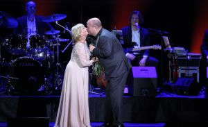 02-02-2015 SHOWBIZZ; WILLEKE ALBERTI 70 JAAR EN VIERT HET MET 2 CONCERTEN IN CARRE. Willeke Alberti staat na afloop van haar gala voorstelling in CARRE met een persoonlijke brief van Koningin Maxima in haar handen.
foto: Albert den Iseger