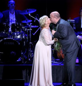 02-02-2015 SHOWBIZZ; WILLEKE ALBERTI 70 JAAR EN VIERT HET MET 2 CONCERTEN IN CARRE. Willeke Alberti staat na afloop van haar gala voorstelling in CARRE met een persoonlijke brief van Koningin Maxima in haar handen.
foto: Albert den Iseger