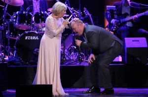 02-02-2015 SHOWBIZZ; WILLEKE ALBERTI 70 JAAR EN VIERT HET MET 2 CONCERTEN IN CARRE. Willeke Alberti staat na afloop van haar gala voorstelling in CARRE met een persoonlijke brief van Koningin Maxima in haar handen.
foto: Albert den Iseger