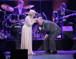 02-02-2015 SHOWBIZZ; WILLEKE ALBERTI 70 JAAR EN VIERT HET MET 2 CONCERTEN IN CARRE. Willeke Alberti staat na afloop van haar gala voorstelling in CARRE met een persoonlijke brief van Koningin Maxima in haar handen.
foto: Albert den Iseger