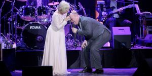 02-02-2015 SHOWBIZZ; WILLEKE ALBERTI 70 JAAR EN VIERT HET MET 2 CONCERTEN IN CARRE. Willeke Alberti staat na afloop van haar gala voorstelling in CARRE met een persoonlijke brief van Koningin Maxima in haar handen.
foto: Albert den Iseger