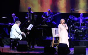 02-02-2015 SHOWBIZZ; WILLEKE ALBERTI 70 JAAR EN VIERT HET MET 2 CONCERTEN IN CARRE. Willeke Alberti staat na afloop van haar gala voorstelling in CARRE met een persoonlijke brief van Koningin Maxima in haar handen.
foto: Albert den Iseger