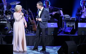 02-02-2015 SHOWBIZZ; WILLEKE ALBERTI 70 JAAR EN VIERT HET MET 2 CONCERTEN IN CARRE. Willeke Alberti staat na afloop van haar gala voorstelling in CARRE met een persoonlijke brief van Koningin Maxima in haar handen.
foto: Albert den Iseger