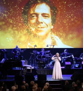 02-02-2015 SHOWBIZZ; WILLEKE ALBERTI 70 JAAR EN VIERT HET MET 2 CONCERTEN IN CARRE. Willeke Alberti staat na afloop van haar gala voorstelling in CARRE met een persoonlijke brief van Koningin Maxima in haar handen.
foto: Albert den Iseger
