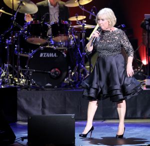 02-02-2015 SHOWBIZZ; WILLEKE ALBERTI 70 JAAR EN VIERT HET MET 2 CONCERTEN IN CARRE. Willeke Alberti staat na afloop van haar gala voorstelling in CARRE met een persoonlijke brief van Koningin Maxima in haar handen.
foto: Albert den Iseger