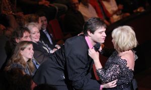 02-02-2015 SHOWBIZZ; WILLEKE ALBERTI 70 JAAR EN VIERT HET MET 2 CONCERTEN IN CARRE. Willeke Alberti staat na afloop van haar gala voorstelling in CARRE met een persoonlijke brief van Koningin Maxima in haar handen.
foto: Albert den Iseger