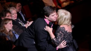 02-02-2015 SHOWBIZZ; WILLEKE ALBERTI 70 JAAR EN VIERT HET MET 2 CONCERTEN IN CARRE. Willeke Alberti staat na afloop van haar gala voorstelling in CARRE met een persoonlijke brief van Koningin Maxima in haar handen.
foto: Albert den Iseger