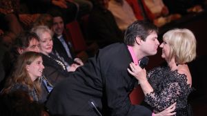 02-02-2015 SHOWBIZZ; WILLEKE ALBERTI 70 JAAR EN VIERT HET MET 2 CONCERTEN IN CARRE. Willeke Alberti staat na afloop van haar gala voorstelling in CARRE met een persoonlijke brief van Koningin Maxima in haar handen.
foto: Albert den Iseger