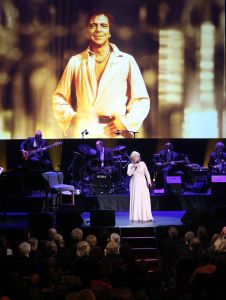 02-02-2015 SHOWBIZZ; WILLEKE ALBERTI 70 JAAR EN VIERT HET MET 2 CONCERTEN IN CARRE. Willeke Alberti staat na afloop van haar gala voorstelling in CARRE met een persoon02-02-2015 SHOWBIZZ; WILLEKE ALBERTI 70 JAAR EN VIERT HET MET 2 CONCERTEN IN CARRE. Willeke Alberti staat na afloop van haar gala voorstelling in CARRE met een persoonlijke brief van Koningin Maxima in haar handen.
foto: Albert den Iseger