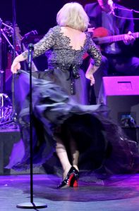 02-02-2015 SHOWBIZZ; WILLEKE ALBERTI 70 JAAR EN VIERT HET MET 2 CONCERTEN IN CARRE. Willeke Alberti staat na afloop van haar gala voorstelling in CARRE met een persoonlijke brief van Koningin Maxima in haar handen.
foto: Albert den Iseger