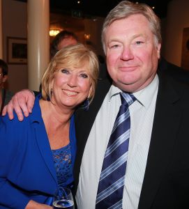02-02-2015 SHOWBIZZ; WILLEKE ALBERTI 70 JAAR EN VIERT HET MET 2 CONCERTEN IN CARRE. Willeke Alberti staat na afloop van haar gala voorstelling in CARRE met een persoonlijke brief van Koningin Maxima in haar handen.
foto: Albert den Iseger