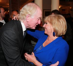 02-02-2015 SHOWBIZZ; WILLEKE ALBERTI 70 JAAR EN VIERT HET MET 2 CONCERTEN IN CARRE. Willeke Alberti staat na afloop van haar gala voorstelling in CARRE met een persoonlijke brief van Koningin Maxima in haar handen.
foto: Albert den Iseger
