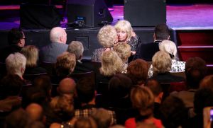 02-02-2015 SHOWBIZZ; WILLEKE ALBERTI 70 JAAR EN VIERT HET MET 2 CONCERTEN IN CARRE. Willeke Alberti staat na afloop van haar gala voorstelling in CARRE met een persoonlijke brief van Koningin Maxima in haar handen.
foto: Albert den Iseger