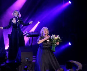 02-02-2015 SHOWBIZZ; WILLEKE ALBERTI 70 JAAR EN VIERT HET MET 2 CONCERTEN IN CARRE. Willeke Alberti staat na afloop van haar gala voorstelling in CARRE met een persoonlijke brief van Koningin Maxima in haar handen.
foto: Albert den Iseger