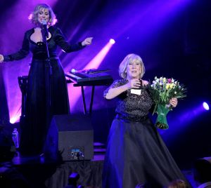 02-02-2015 SHOWBIZZ; WILLEKE ALBERTI 70 JAAR EN VIERT HET MET 2 CONCERTEN IN CARRE. Willeke Alberti staat na afloop van haar gala voorstelling in CARRE met een persoonlijke brief van Koningin Maxima in haar handen.
foto: Albert den Iseger