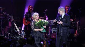 02-02-2015 SHOWBIZZ; WILLEKE ALBERTI 70 JAAR EN VIERT HET MET 2 CONCERTEN IN CARRE. Willeke Alberti staat na afloop van haar gala voorstelling in CARRE met een persoonlijke brief van Koningin Maxima in haar handen.
foto: Albert den Iseger