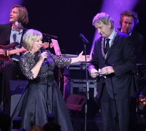 02-02-2015 SHOWBIZZ; WILLEKE ALBERTI 70 JAAR EN VIERT HET MET 2 CONCERTEN IN CARRE. Willeke Alberti staat na afloop van haar gala voorstelling in CARRE met een persoonlijke brief van Koningin Maxima in haar handen.
foto: Albert den Iseger