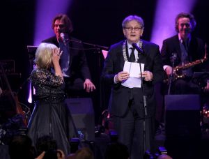 02-02-2015 SHOWBIZZ; WILLEKE ALBERTI 70 JAAR EN VIERT HET MET 2 CONCERTEN IN CARRE. Willeke Alberti staat na afloop van haar gala voorstelling in CARRE met een persoonlijke brief van Koningin Maxima in haar handen.
foto: Albert den Iseger