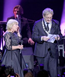 02-02-2015 SHOWBIZZ; WILLEKE ALBERTI 70 JAAR EN VIERT HET MET 2 CONCERTEN IN CARRE. Willeke Alberti staat na afloop van haar gala voorstelling in CARRE met een persoonlijke brief van Koningin Maxima in haar handen.
foto: Albert den Iseger