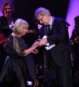 02-02-2015 SHOWBIZZ; WILLEKE ALBERTI 70 JAAR EN VIERT HET MET 2 CONCERTEN IN CARRE. Willeke Alberti staat na afloop van haar gala voorstelling in CARRE met een persoonlijke brief van Koningin Maxima in haar handen.
foto: Albert den Iseger