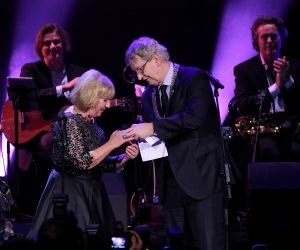 02-02-2015 SHOWBIZZ; WILLEKE ALBERTI 70 JAAR EN VIERT HET MET 2 CONCERTEN IN CARRE. Willeke Alberti staat na afloop van haar gala voorstelling in CARRE met een persoonlijke brief van Koningin Maxima in haar handen.
foto: Albert den Iseger