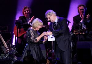 02-02-2015 SHOWBIZZ; WILLEKE ALBERTI 70 JAAR EN VIERT HET MET 2 CONCERTEN IN CARRE. Willeke Alberti staat na afloop van haar gala voorstelling in CARRE met een persoonlijke brief van Koningin Maxima in haar handen.
foto: Albert den Iseger