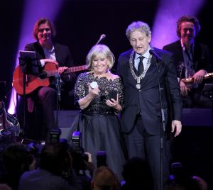 02-02-2015 SHOWBIZZ; WILLEKE ALBERTI 70 JAAR EN VIERT HET MET 2 CONCERTEN IN CARRE. Willeke Alberti staat na afloop van haar gala voorstelling in CARRE met een persoonlijke brief van Koningin Maxima in haar handen.
foto: Albert den Iseger