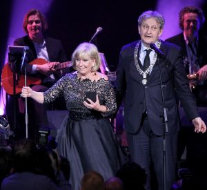 02-02-202-02-2015 SHOWBIZZ; WILLEKE ALBERTI 70 JAAR EN VIERT HET MET 2 CONCERTEN IN CARRE. Willeke Alberti staat na afloop van haar gala voorstelling in CARRE met een persoonlijke brief van Koningin Maxima in haar handen.
foto: Albert den IsegerE. Willeke Alberti staat na afloop van haar gala voorstelling in CARRE met een persoonlijke brief van Koningin Maxima in haar handen.
foto: Albert den Iseger