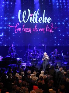 02-02-2015 SHOWBIZZ; WILLEKE ALBERTI 70 JAAR EN VIERT HET MET 2 CONCERTEN IN CARRE. Willeke Alberti staat na afloop van haar gala voorstelling in CARRE met een persoonlijke brief van Koningin Maxima in haar handen.
foto: Albert den Iseger