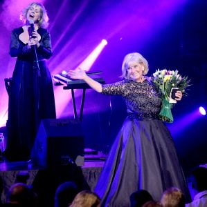 02-02-2015 SHOWBIZZ; WILLEKE ALBERTI 70 JAAR EN VIERT HET MET 2 CONCERTEN IN CARRE. Willeke Alberti staat na afloop van haar gala voorstelling in CARRE met een persoonlijke brief van Koningin Maxima in haar handen.
foto: Albert den Iseger
