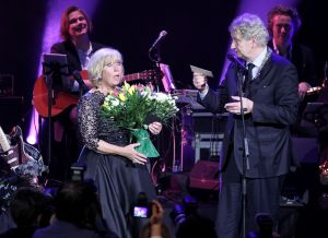 02-02-2015 SHOWBIZZ; WILLEKE ALBERTI 70 JAAR EN VIERT HET MET 2 CONCERTEN IN CARRE. Willeke Alberti staat na afloop van haar gala voorstelling in CARRE met een persoonlijke brief van Koningin Maxima in haar handen.
foto: Albert den Iseger