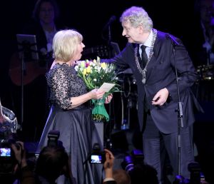 02-02-2015 SHOWBIZZ; WILLEKE ALBERTI 70 JAAR EN VIERT HET MET 2 CONCERTEN IN CARRE. Willeke Alberti staat na afloop van haar gala voorstelling in CARRE met een persoonlijke brief van Koningin Maxima in haar handen.
foto: Albert den Iseger