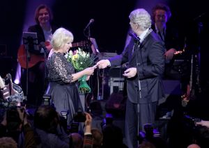 02-02-2015 SHOWBIZZ; WILLEKE ALBERTI 70 JAAR EN VIERT HET MET 2 CONCERTEN IN CARRE. Willeke Alberti staat na afloop van haar gala voorstelling in CARRE met een persoonlijke brief van Koningin Maxima in haar handen.
foto: Albert den Iseger