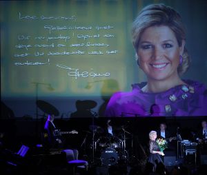 02-02-2015 SHOWBIZZ; WILLEKE ALBERTI 70 JAAR EN VIERT HET MET 2 CONCERTEN IN CARRE. Willeke Alberti staat na afloop van haar gala voorstelling in CARRE met een persoonlijke brief van Koningin Maxima in haar handen.
foto: Albert den Iseger