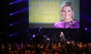 02-02-2015 SHOWBIZZ; WILLEKE ALBERTI 70 JAAR EN VIERT HET MET 2 CONCERTEN IN CARRE. Willeke Alberti staat na afloop van haar gala voorstelling in CARRE met een persoonlijke brief van Koningin Maxima in haar handen.
foto: Albert den Iseger