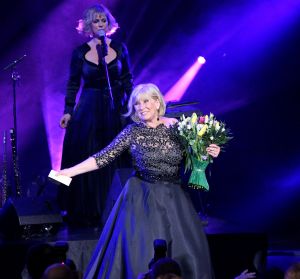 02-02-2015 SHOWBIZZ; WILLEKE ALBERTI 70 JAAR EN VIERT HET MET 2 CONCERTEN IN CARRE. Willeke Alberti staat na afloop van haar gala voorstelling in CARRE met een persoonlijke brief van Koningin Maxima in haar handen.
foto: Albert den Iseger