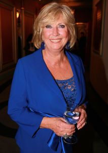 02-02-2015 SHOWBIZZ; WILLEKE ALBERTI 70 JAAR EN VIERT HET MET 2 CONCERTEN IN CARRE. Willeke Alberti staat na afloop van haar gala voorstelling in CARRE met een persoonlijke brief van Koningin Maxima in haar handen.
foto: Albert den Iseger