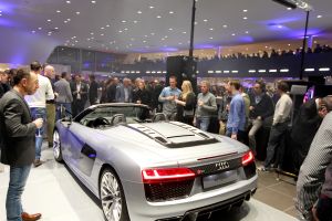 09-02-2017 NIEUWS; MARTIN SCHILDER OPENDE HET AUDI EXPERIENCE TE ALKMAAR.Het was een spectaculaire show met diverse bekende personen waaronder Jack van Gelder. Meer dan 1000 mensen waren aanwezig om de opening bij te wonen, dit ging gepaard met een lasershow die de historie van Martin Schilder uitstraalde.
Bijzondere AUDI-s waren van stal gehaald om de mensen te laten genieten van zoveel techniek en uitstraling van deze unieke auto-s. Het EXPERICIENE PAND is prachtig  geworden en zal in de toekomst ook vele automobilisten aan zich weten te binden.
foto: Albert den Iseger