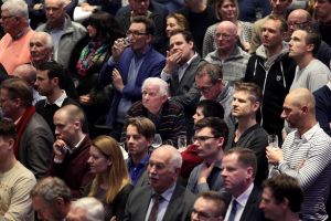 09-02-2017 NIEUWS; MARTIN SCHILDER OPENDE HET AUDI EXPERIENCE TE ALKMAAR.Het was een spectaculaire show met diverse bekende personen waaronder Jack van Gelder. Meer dan 1000 mensen waren aanwezig om de opening bij te wonen, dit ging gepaard met een lasershow die de historie van Martin Schilder uitstraalde.
Bijzondere AUDI-s waren van stal gehaald om de mensen te laten genieten van zoveel techniek en uitstraling van deze unieke auto-s. Het EXPERICIENE PAND is prachtig  geworden en zal in de toekomst ook vele automobilisten aan zich weten te binden.
foto: Albert den Iseger