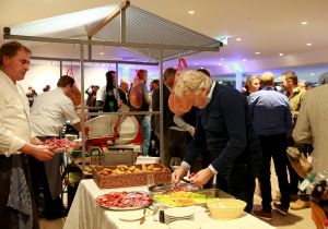 09-02-2017 NIEUWS; MARTIN SCHILDER OPENDE HET AUDI EXPERIENCE TE ALKMAAR.Het was een spectaculaire show met diverse bekende personen waaronder Jack van Gelder. Meer dan 1000 mensen waren aanwezig om de opening bij te wonen, dit ging gepaard met een lasershow die de historie van Martin Schilder uitstraalde.
Bijzondere AUDI-s waren van stal gehaald om de mensen te laten genieten van zoveel techniek en uitstraling van deze unieke auto-s. Het EXPERICIENE PAND is prachtig  geworden en zal in de toekomst ook vele automobilisten aan zich weten te binden.
foto: Albert den Iseger